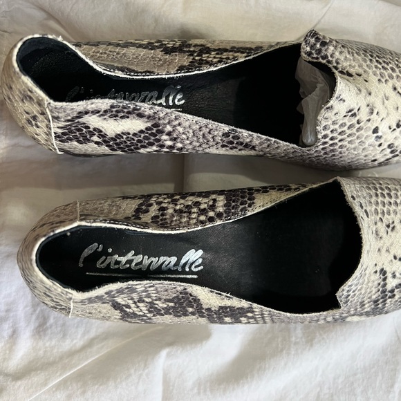 NWOT Snake print women’s leather loafers. - Picture 4 of 7